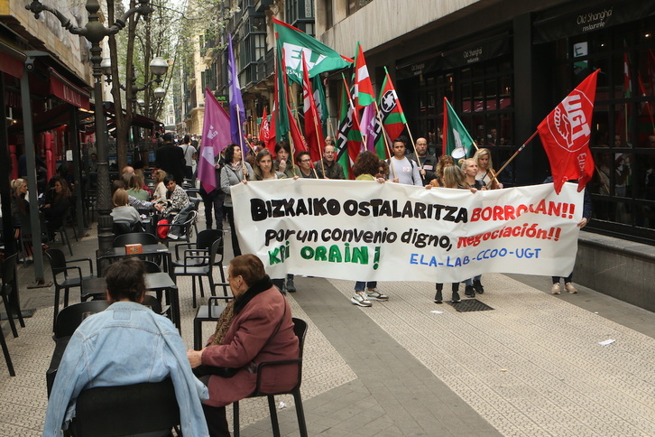 Kalejira reivindicativa por la calle Ledesma, en Bilbo.