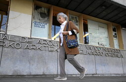 Exterior de la delegación de Bizkaia de la Coavn, donde se ha dedicado una exposición a las pioneras.