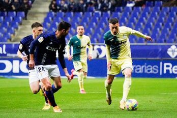 Rahmani, autor del gol armero, avanza con el balón junto al ovetense Lucas.