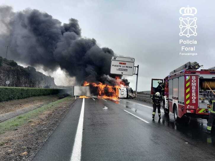 El camión en llamas en la autopista AP-15