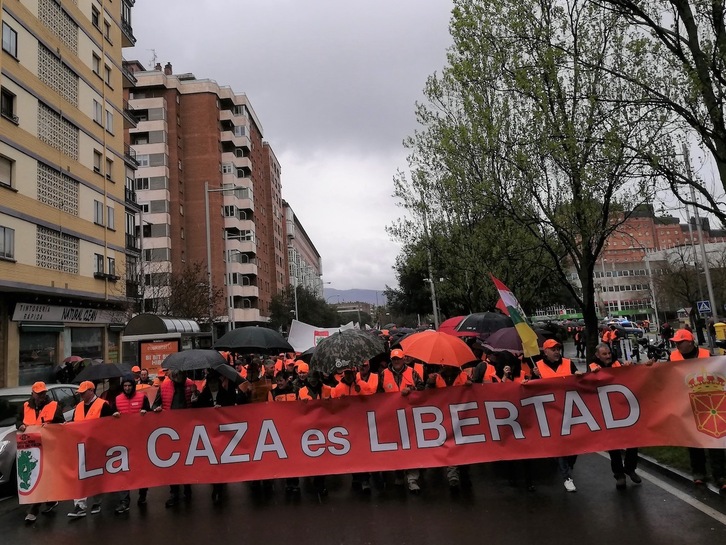 Cabecera de la manifestación a favor de la caza, hoy en Iruñea.