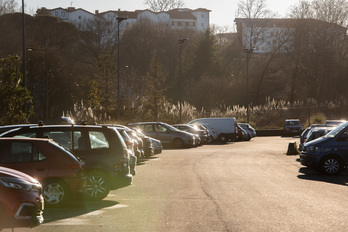 Parking del centro comercial Amentzondo, a las afueras de Baiona.