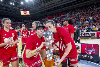 Lara González, con la visera puesta, besa la Copa.