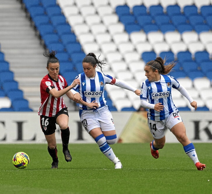 Duelo de laterales entre Allegra y Nerea Nevado. En la imagen de la derecha, Azkona intenta llevarse el balón ante Eizagirre e Izarne.