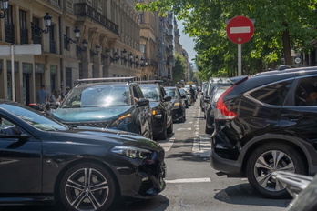 Tráfico denso en las calles de Donostia.