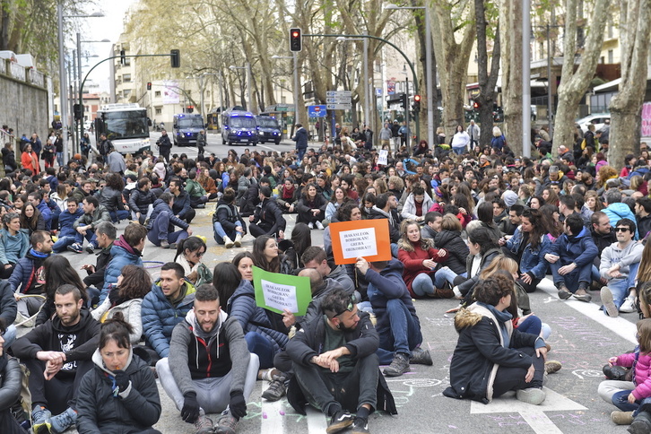 Corte del tráfico en la cuesta del Labrit de Iruñea en el marco de la huelga de la educación pública en Nafarroa