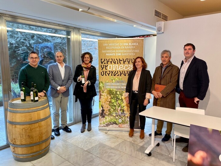 La consejera Itziar Gómez junto a responsables de Evena en la presentación de la variedad Oneca, hoy en Erriberri.