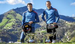 Zabaleta y Elordi posan sonrientes con sus txapelas, con el monte Urko de fondo.