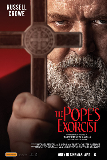Cartel con Russell Crowe como el Padre Gabriele Amorth.