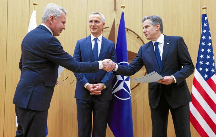 El ministro finlandés de Exteriores, Pekka Haavisto, con Antony Blinken y Jens Stoltenberg, al formalizar la adhesión.