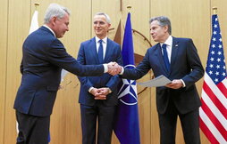 El ministro finlandés de Exteriores, Pekka Haavisto, con Antony Blinken y Jens Stoltenberg, al formalizar la adhesión.