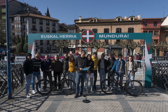 Rostros conocidos del ciclismo han mostrado su respaldo a las iniciativas organizadas por Gure Esku de cara al próximo Tour.