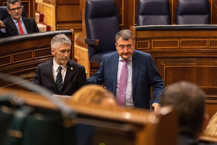 Fernando Grande-Marlaska y Aitor Esteban, en el Congreso de los Diputados.