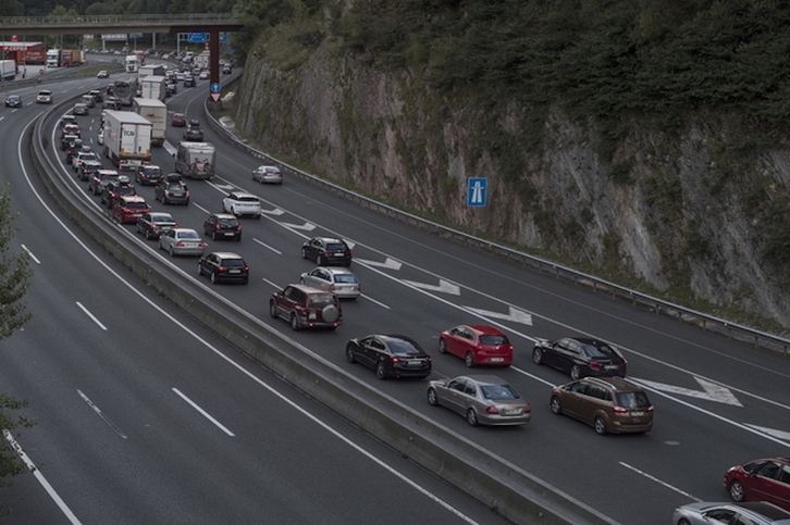 Auto ilarak Irunen, artxiboko irudi batean.