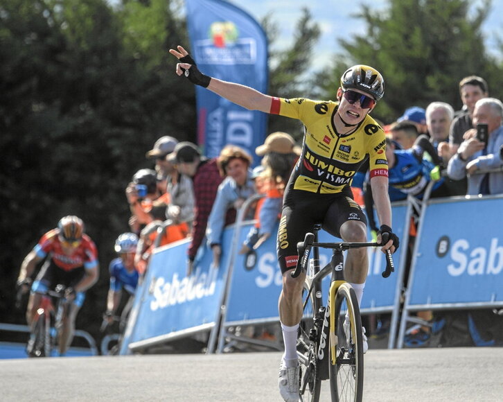 Jonas Vingegaard celebra su primera victoria en la Itzulia con Mikel Landa al fondo.