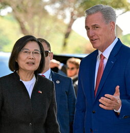 Tsai Ing-wen, con el líder de la Cámara de Representantes de EEUU, Kevin McCarthy.
