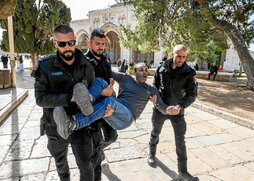 Policías israelíes detienen a un palestino tras la intervención en la mezquita de Al Aqsa, en Jerusalén.