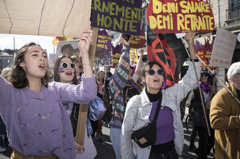 Militantes feministas se han sumado con un «purple bloc» a la movilización de este 6 de abril en Baiona.