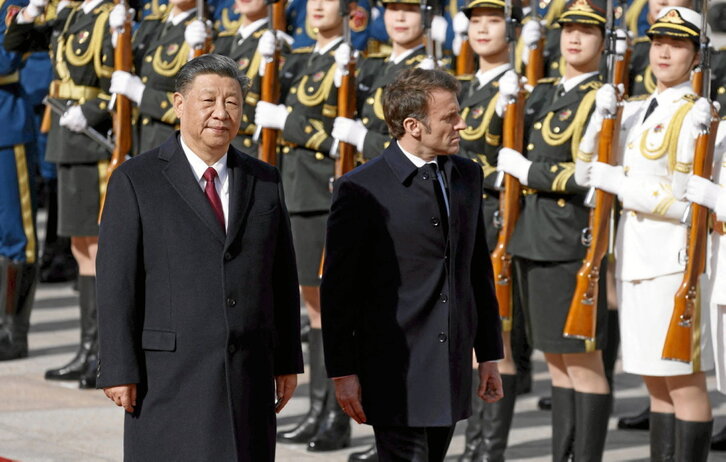Xi Jinping y Emmanuel Macron pasan revista a una guardia de honor durante la ceremonia oficial de bienvenida en Pekín.