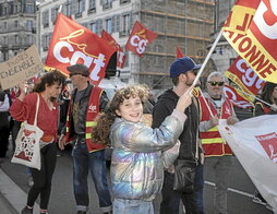 La marcha de Baiona congregó a generaciones curtidas y a jóvenes que toman el relevo.