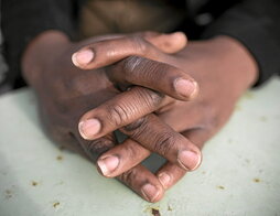 Atal honetan, egunero Irundik Hendaiarako bidean doazenen bizipenak bildu dituzte. Nadege, Liman, Joseph eta Mohamedenak, besteak beste.