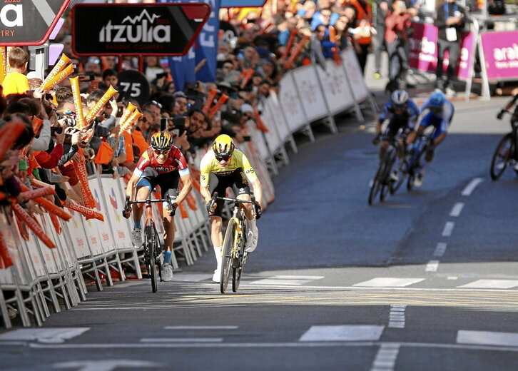 Landa disputó la etapa a Vingegaard en un apretado sprint ganado por el danés.