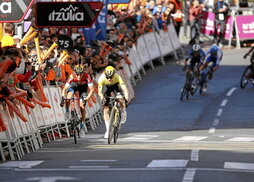 Landa disputó la etapa a Vingegaard en un apretado sprint ganado por el danés.