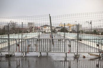 Puente peatonal Avenida que enlaza Irun con Hendaia. Sufragado en arte con fonds europeos sigue clausurado desde enero de 2021.