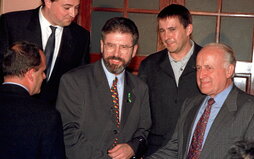 Gerry Adams, junto con Joseba Egibar, Pernando Barrena, Arnaldo Otegi y Xabier Arzalluz, en una visita que realizó a Euskal Herria precisamente en 1998, poco después de la firma de Lizarra-Garazi.