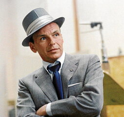 Frank Sinatra, al que siempre recordamos enfundado en su traje, y con sombrero.