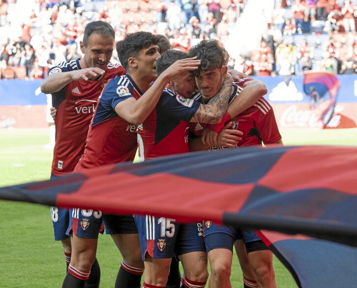 El protagonista del partido, Abde, recibe el cariño de sus compañeros.