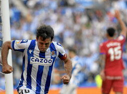 Oyarzabal celebra con rabia el gol que cambió el partido después de fallar un penalti.