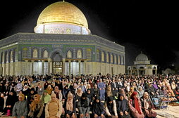Palestinos rodean con sus rezos Al Aqsa, tras el ultraje a la mezquita en pleno Ramadán.