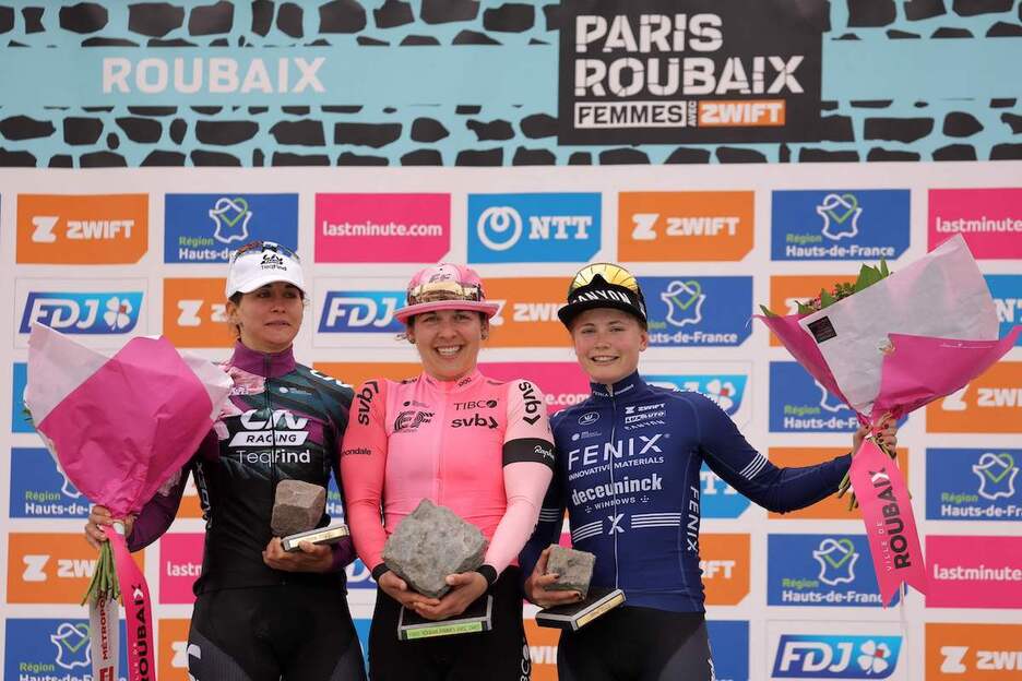 Paris Roubaix 2023ko podiuma: Alison Jackson irabazlea, Katia Ragusa (Liv Racing) bigarrena eta Martha Truyen (Fenix Deceuninck) hirugarrena.