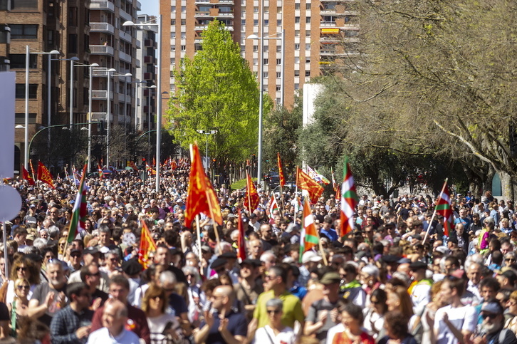 Miles de personas celebran el Aberri eguna con EH Bildu en Iruñea