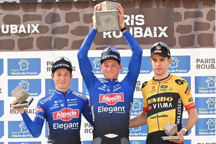 Jasper Philipsen, Mathieu van der Poel y Wout van Aert, en el podio de Roubaix.