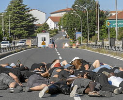 Migratzaileen heriotzak salatzeko ekintza egin zuten Sortuk eta Africa United elkarteak joan den uztailean Santiago Zubian. Jean-Rene Etchegaray eta Iñigo Urkullu Elkargoko eta EAEko lehendakariek, aldiz, topaketa egin zuten toki berean, duela urtebete.