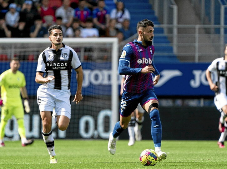 Nolaskoain conduce el balón perseguido por Álex Muñoz.