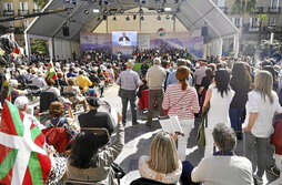 Intervención de Ortuzar en la Plaza Barria de Bilbo, rodeado de electos del PNV.