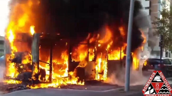El autobús de Tuvisa, envuelto en llamas.