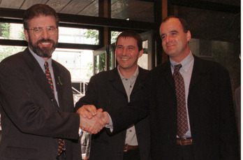 Gerry Adams se saluda con Arnaldo Otegi y Joseba Egibar.