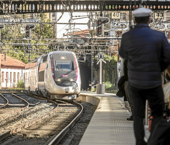 Un tren se dispone a entrar en la estación de Baiona.