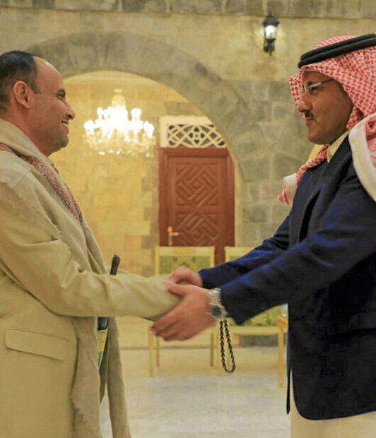 El líder del Gobierno hutí saluda al embajador saudí.