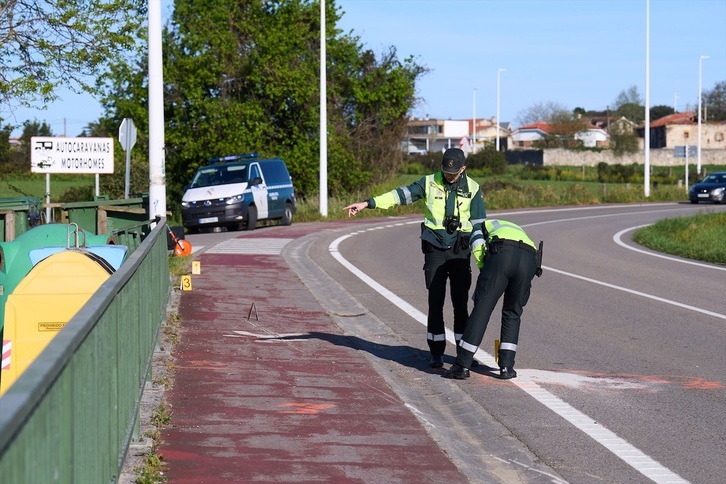 Dos agentes de la Guardia Civil investigan en el lugar de los hechos.