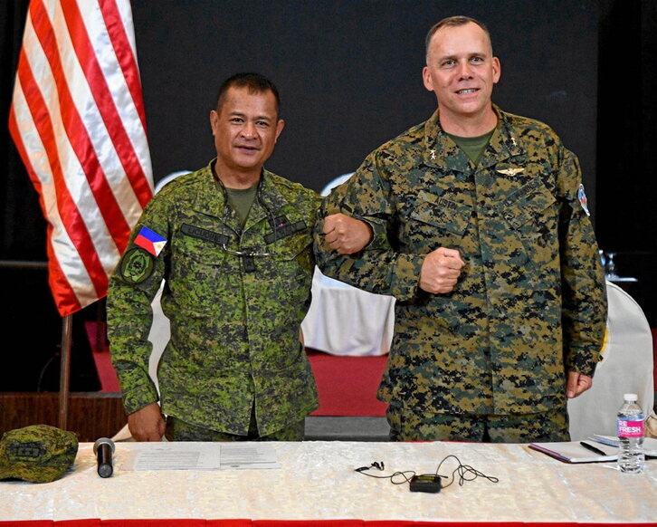 El general filipino Marvin Licudine y el estadounidense Eric Austin lideran las maniobras.