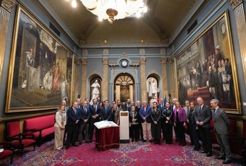 Cargos del PP junto al busto de Fraga en el Senado español.