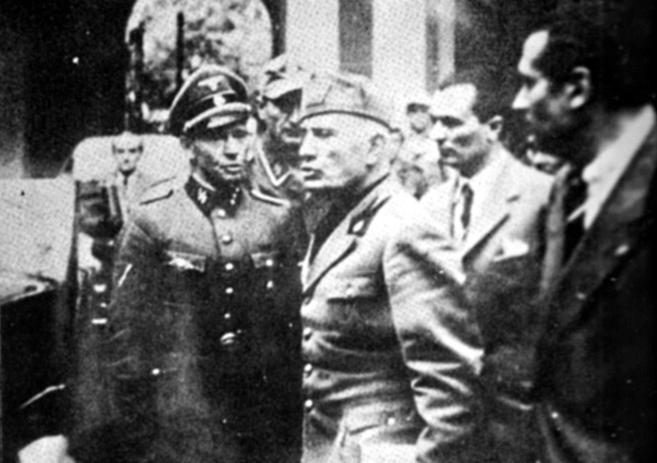Benito Mussolini Milango Prefeturatik ateratzen, 1945eko apirilaren 25ean. Bizirik agertzen den azken argazkia dela erraten da.