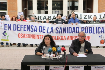 Comparecencia de las plataformas ciudadanas ante el hospital de Cruces.