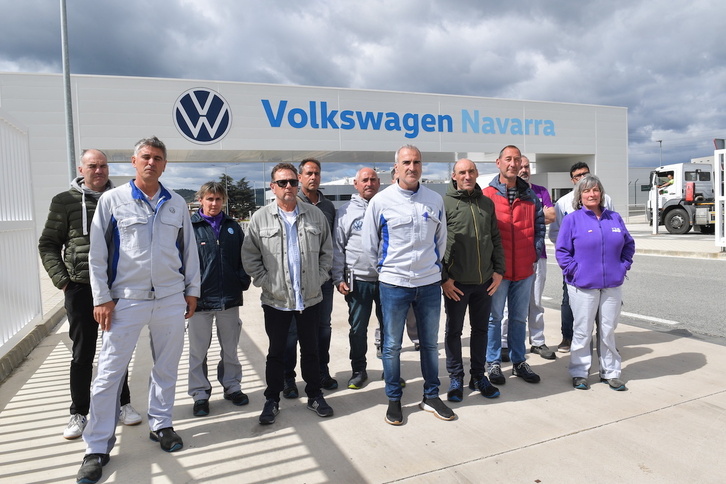 Comparecencia del comité de empresa ante la puerta principal de VW Nafarroa.