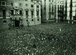 Bigarren Errepublikaren aldarrikapena Bartzelonak Sant Jaume plazan.